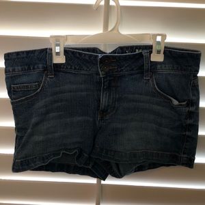 Med wash jean shorts
